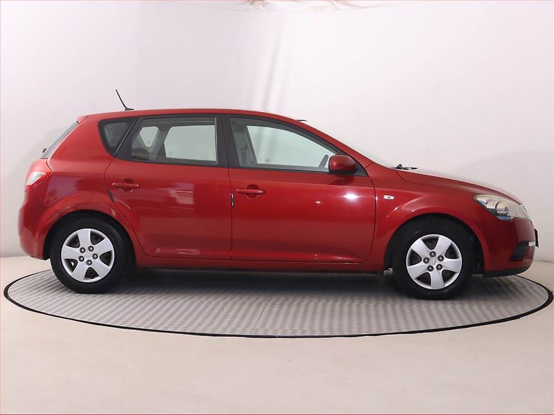 Kia Ceed (2011) 1.4 CVVT, Serv.kniha - fotka 6 z 14