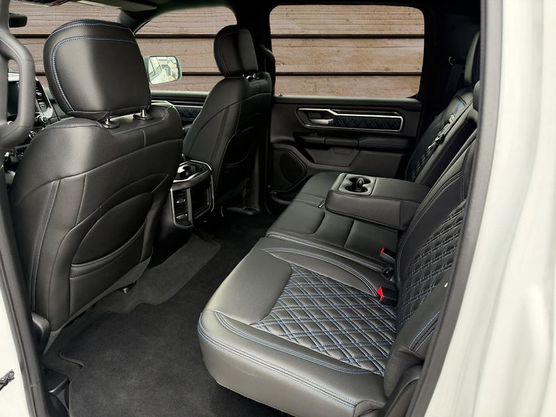 Dodge RAM (2022) +HEMI+OFFROAD PAKET+WHITE+ - fotka 12 z 21