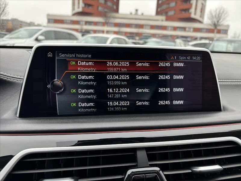 BMW Řada 7 4,4 i 750Li xDrive Individual - fotka 36 z 39