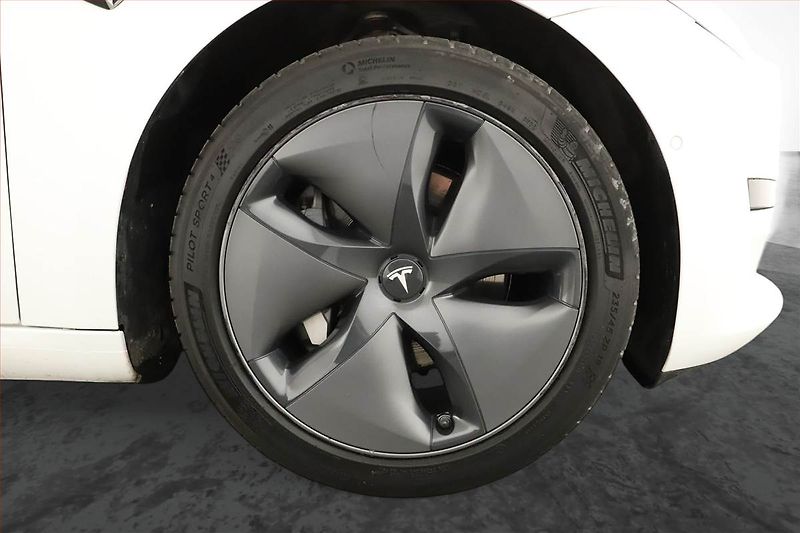 Tesla Model 3 (2020) Std Range Plus 52kWh, SoH 84% - fotka 12 z 21