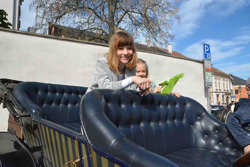 Stovka nablýskaných motocyklů a automobilů předválečné a meziválečné éry vyrazila v neděli z Horního náměstí v Přerově na spanilou jízdu regionem. Nejstarší účastnicí byla osmaosmdesátiletá Libuše Šulcová, která na trasu vyrazila na motocyklu BSA 770 se s