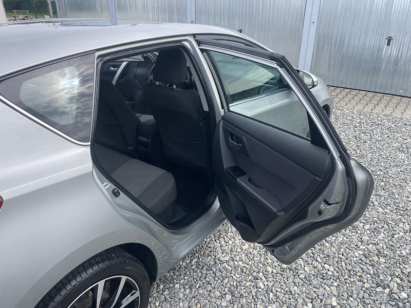 Toyota Auris 1.8i 16v HYBRID AUT SERVIS TOP - fotka 127 z 172