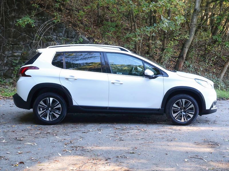 Peugeot 2008 1,2 PT 110k Automat CZ Tažné - fotka 8 z 26