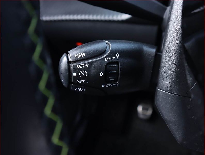 Peugeot 2008 (2020) GT Line 1.2 PureTech - fotka 16 z 19