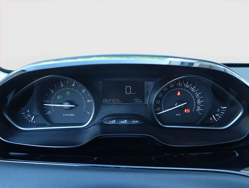 Peugeot 208 (2018) 1.2 PureTech, ČR,1.maj - fotka 10 z 16