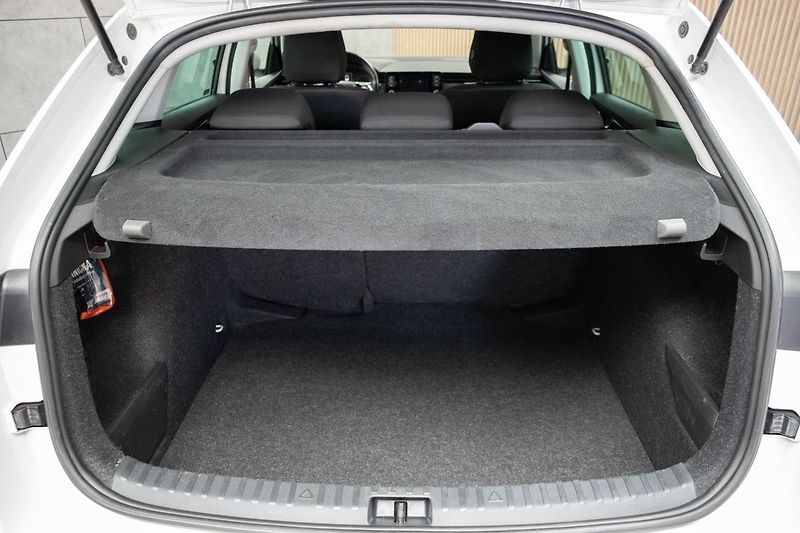 Škoda Scala 1.6 TDI 85kW AMBITION*DPH*ČR 1 - fotka 34 z 37