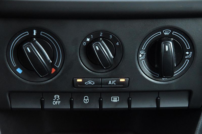 Škoda Rapid 1.2 TSi 6st,KLIMA,ČR,52 064KM - fotka 24 z 44