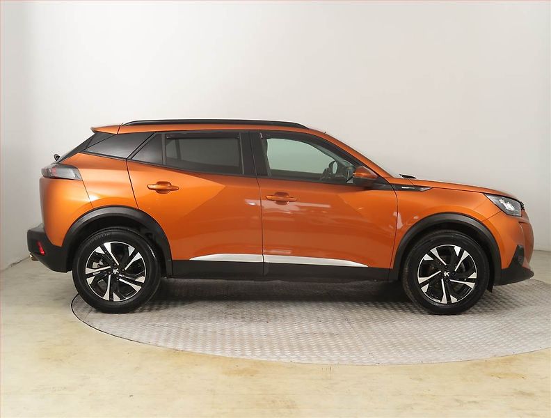 Peugeot 2008 (2020) 1.2 PureTech, Kůže, Tempomat - fotka 6 z 21