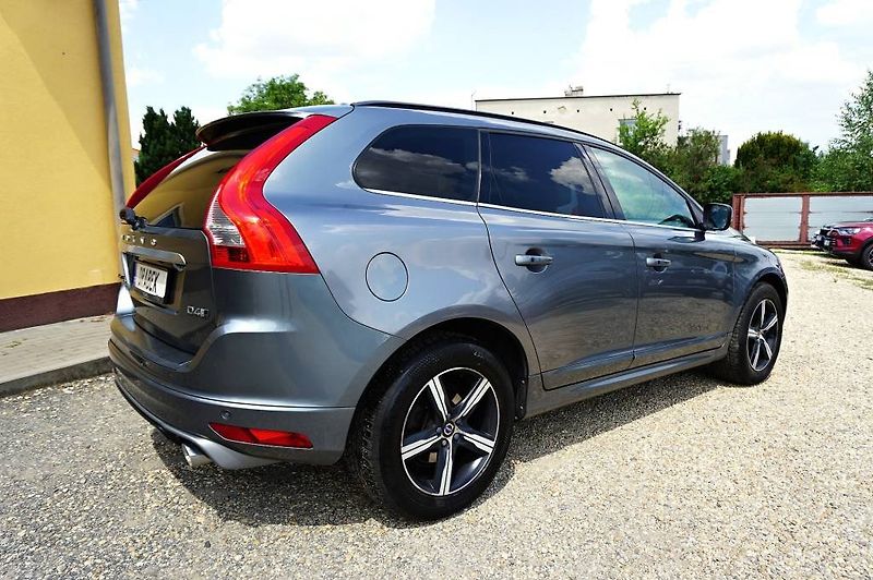 Volvo XC60 (2017) R-DESING 2,4 D4 140 kW - fotka 3 z 57