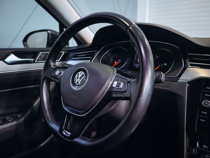 Volkswagen Passat 2.0TDI DSG R-Line 140kW 4M - fotka 14 z 27