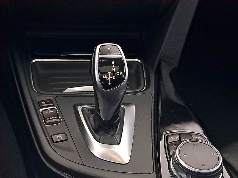 BMW Řada 3 (2015) 320 d, Automat, Navi, Xenony - fotka 13 z 19