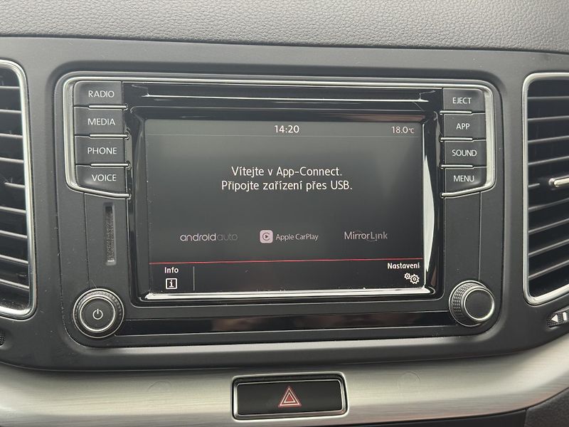 Volkswagen Sharan (2017) 2.0TDi 110kW 4M Highline 7míst - fotka 38 z 52