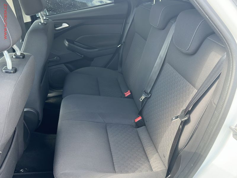 Ford Focus (2014) 1.6 TDCi, AC, výhřev sed - fotka 10 z 18