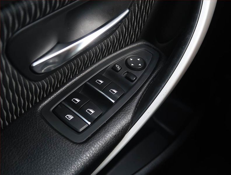 BMW Řada 3 (2018) 318 d, Automat, Serv.kniha - fotka 16 z 23