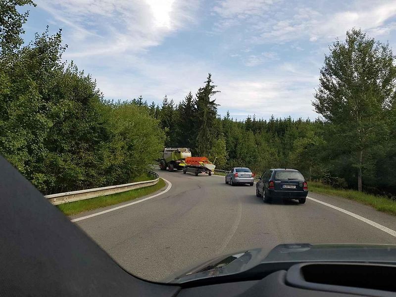 Tam a zpět, kombajnista se na poli nezastaví.