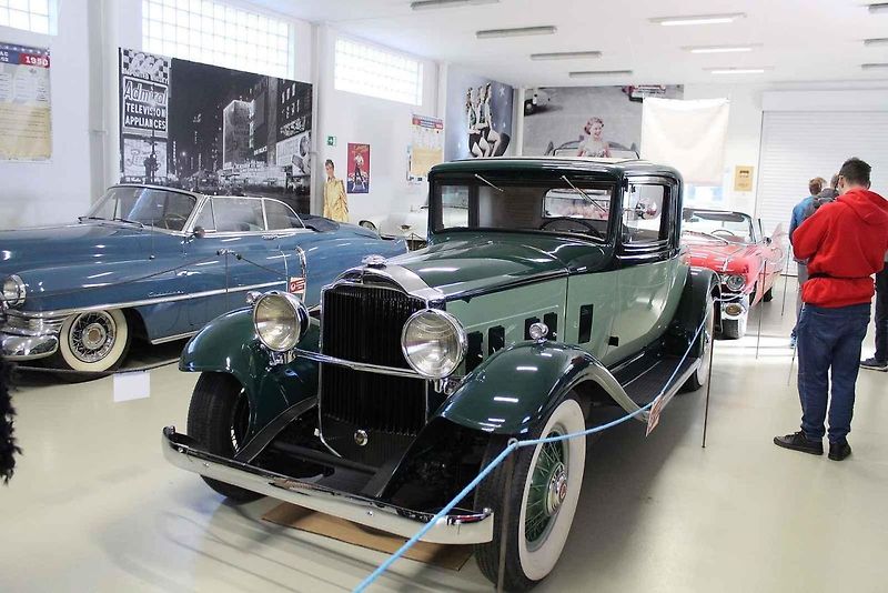 Příď vozu Cadillac Fleetwood Series 60 z roku 1947.
