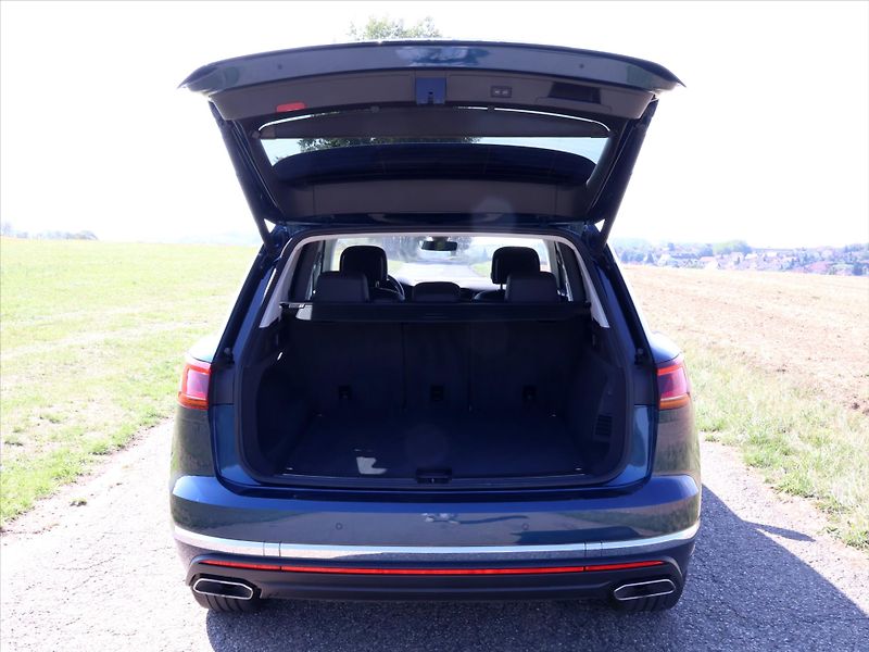 Volkswagen Touareg 3,0 TDI 210kW 4M LED DPH CZ - fotka 9 z 28