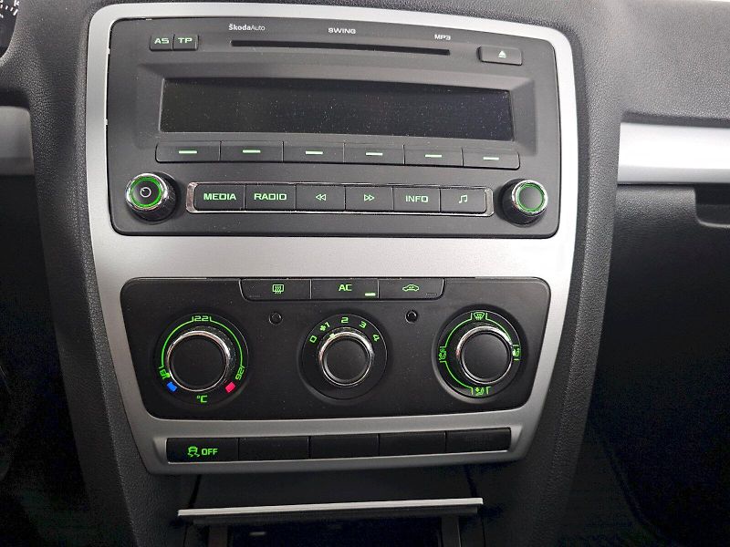 Škoda Octavia (2011) 1.6TDI 77kW Ambiente plus - fotka 12 z 20