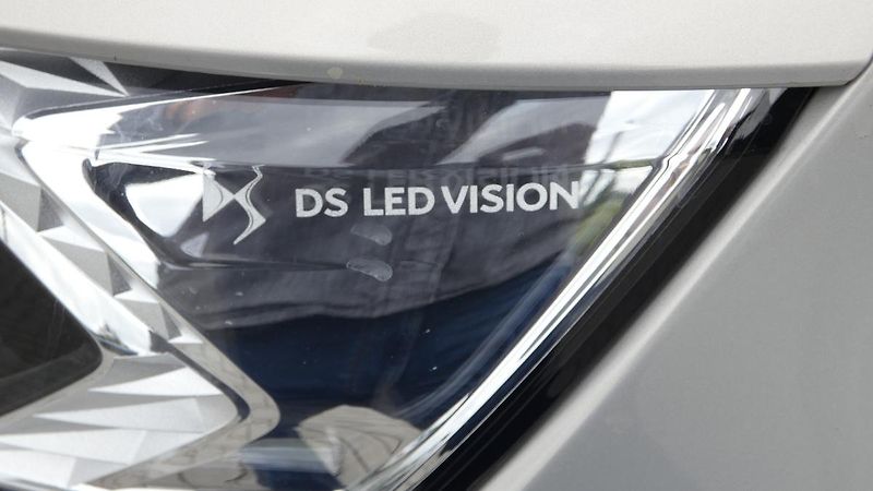 DS Automobiles DS7 Crossback 1.6 E-TENSE 4x4 Pluq-in Hybrid - fotka 23 z 25
