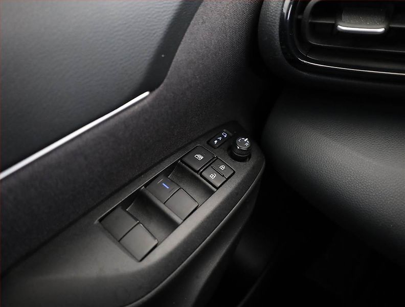 Toyota Yaris Cross (2023) 1.5 VVT-iE E-Four - fotka 17 z 19