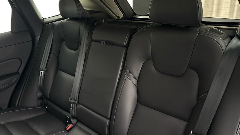 Volvo XC60 2.0 B4 AUT AWD Plus Dark - fotka 16 z 32