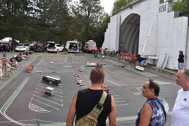 Pět stovek amerických korábů silnic se sjelo na sraz osmiválců Hradecká V8 na hradecké letiště.