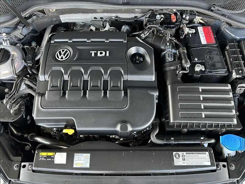 Volkswagen Golf 1,6   TDI 81kW,SERVISKA - fotka 20 z 22