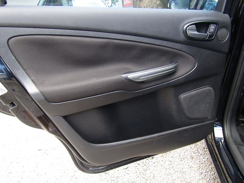 Ford Galaxy (2011) 2.0 TDCi 103kW 7MÍST - fotka 20 z 38