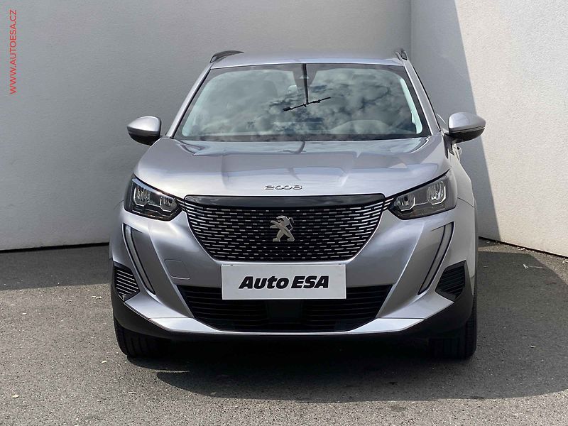 Peugeot 2008 (2020) 1.2PT, Allure, TZ, navi - fotka 2 z 17