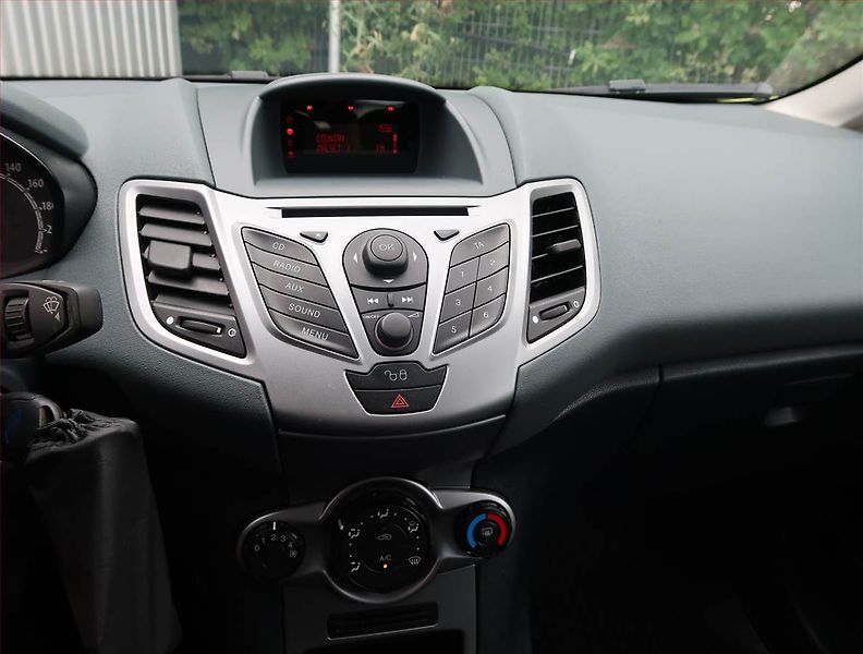 Ford Fiesta (2010) 1.25, Park. senzory - fotka 12 z 17