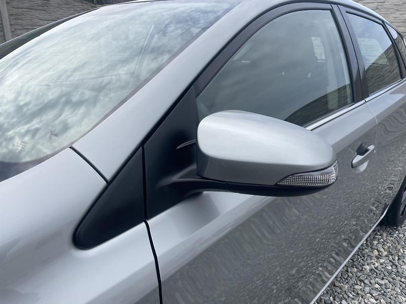 Toyota Auris 1.8i 16v HYBRID AUT SERVIS TOP - fotka 20 z 172