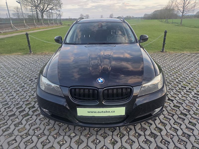 BMW Řada 3 (2009) 320d, 130 kW,2.sada kol,manual - fotka 2 z 25