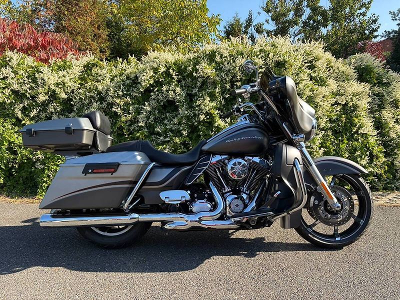 Harley-Davidson FLHX Street Glide (2012) - fotka 2 z 17