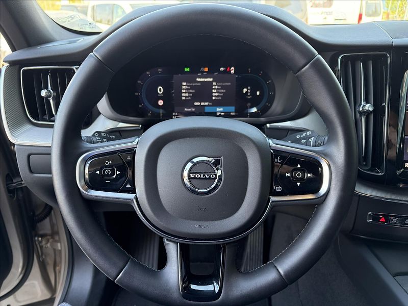 Volvo XC60 2,0   B4 AWD Dark PLUS - fotka 9 z 32
