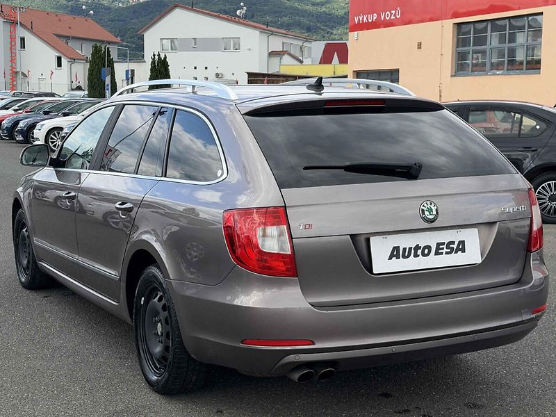 Škoda Superb (2012) 2.0 TDi, Elegance, DSG - fotka 6 z 18