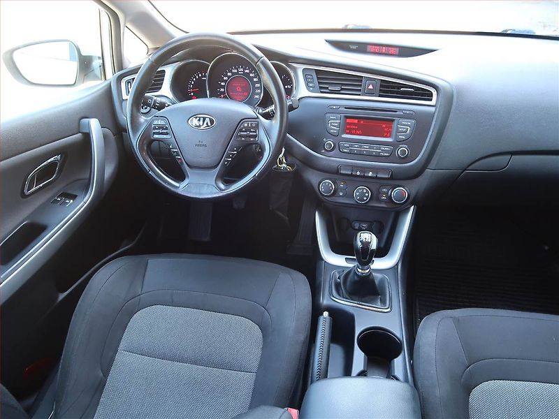 Kia Ceed (2016) 1.4 CVVT, Serv.kniha, Tempomat - fotka 7 z 16