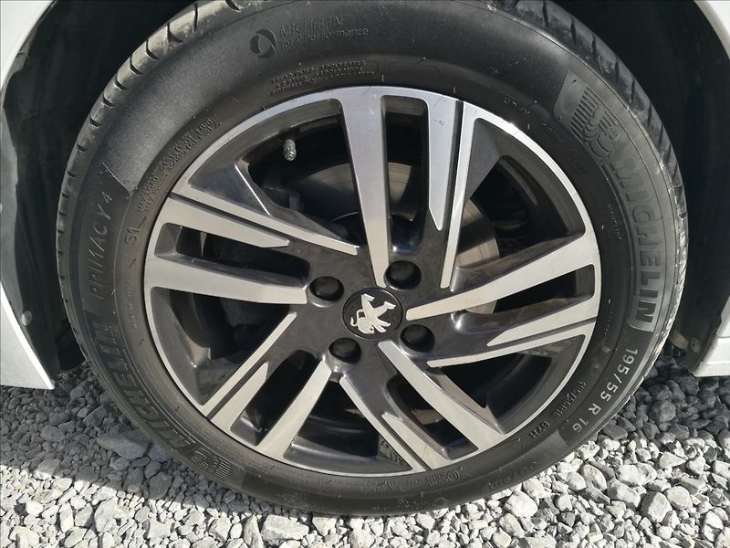 Peugeot 208 1,2 PureTech - fotka 17 z 19