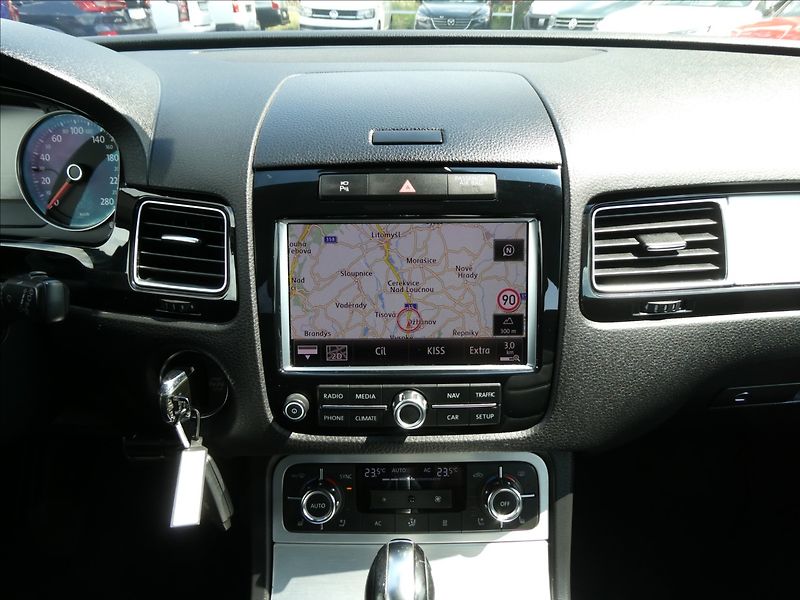 Volkswagen Touareg 3,0 TDi V6 180kW, webasto, DPH - fotka 25 z 50