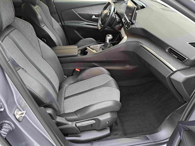 Peugeot 3008 (2021) 1,2 PT ALLURE LED ALU PDC NAVI - fotka 9 z 23