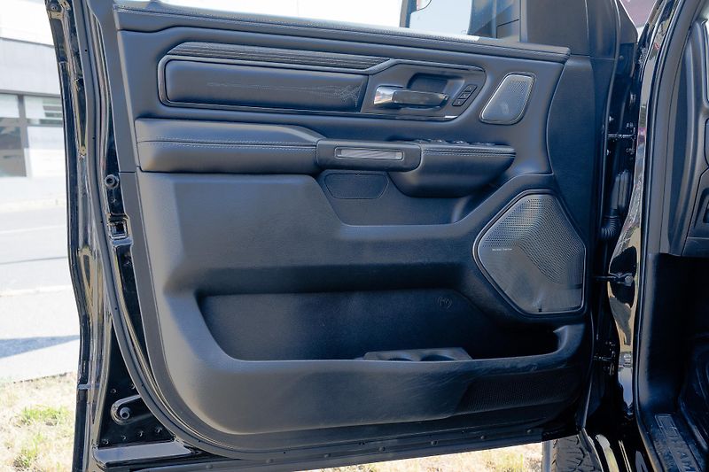 Dodge RAM (2023) 1500 5.7 HEMI V8 LIMITED/NIGHT - fotka 12 z 24
