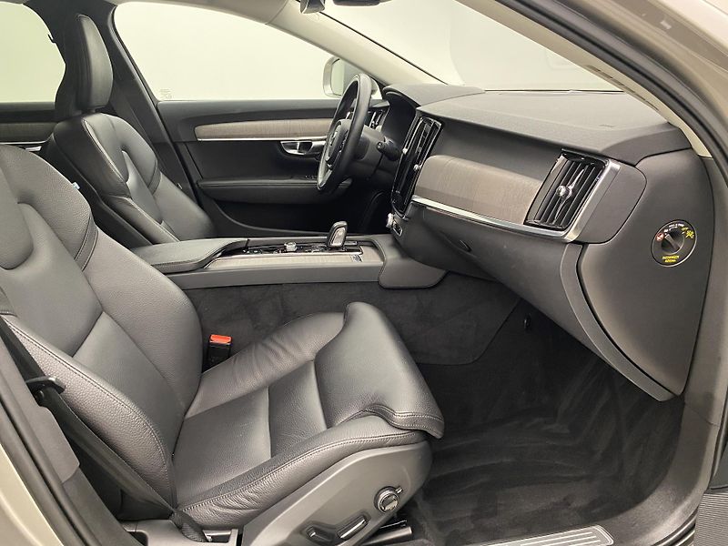 Volvo V90 CC B4 AWD MOMENTUM REZERVACE - fotka 24 z 53