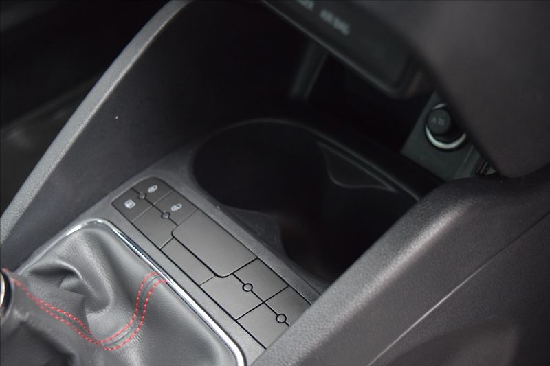 Seat Ibiza 1,2 i 66KW FR-LINE NÍZKÉ KM - fotka 39 z 39