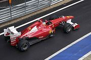 Fernando Alonso v pit-lane okruhu Silverstone při GP Velké Británie.