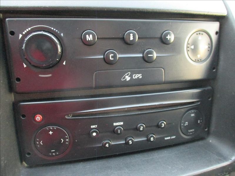 Renault Trafic 2,5 DCi, 8 míst, klima, tažné, - fotka 18 z 29