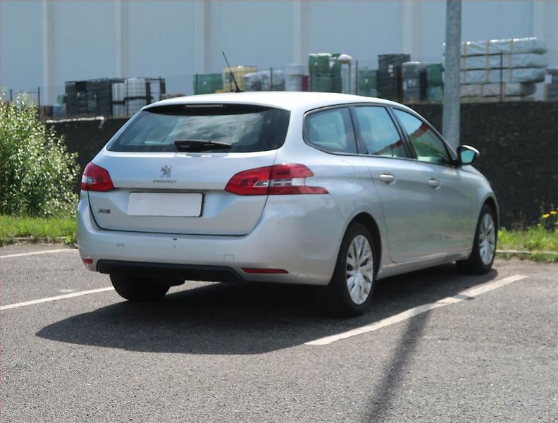 Peugeot 308 (2015) 1.2 e-THP, nová STK, zamluveno - fotka 5 z 14