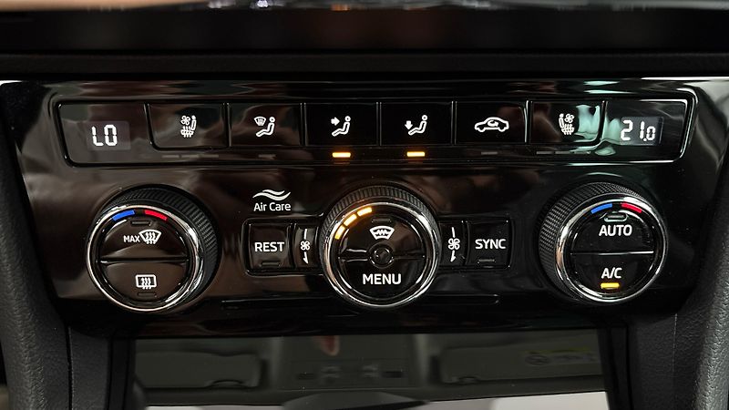 Škoda Superb 2.0 TDI DSG 4x4 L&K Combi - fotka 13 z 33