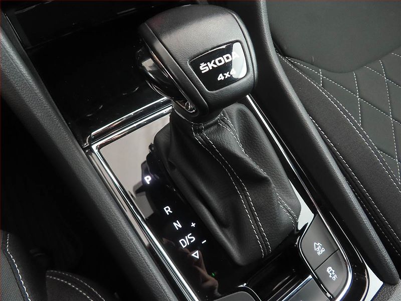 Škoda Karoq (2023) Sportline 2.0 TSI - fotka 13 z 16