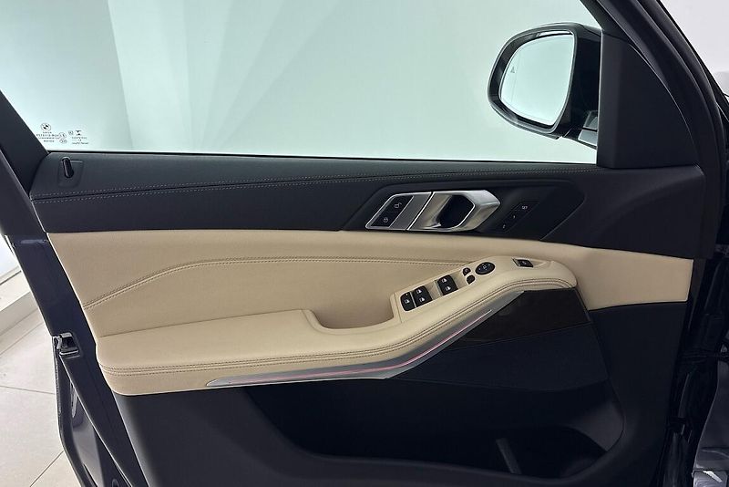 BMW X5 xDrive40i - fotka 17 z 29