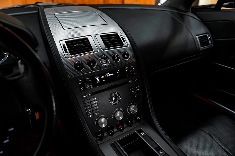 Aston Martin V8 Vantage N400 142/240 - fotka 8 z 23
