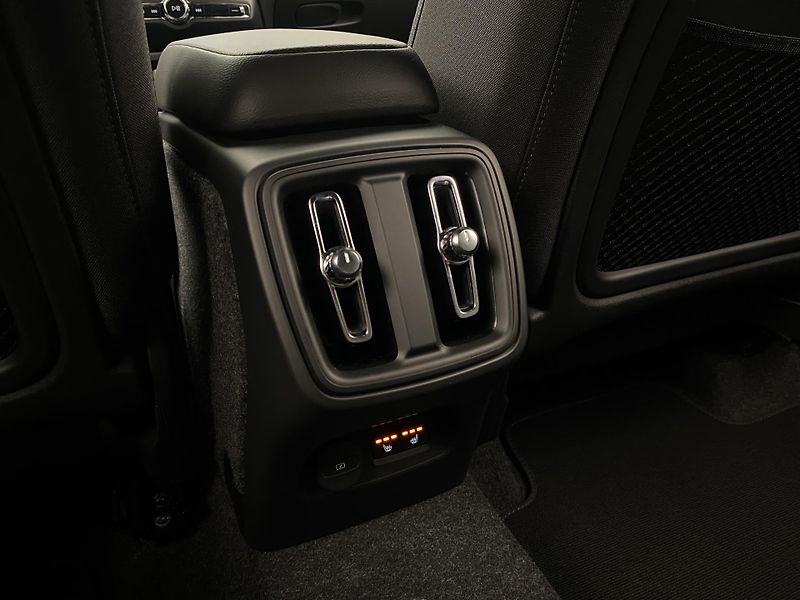 Volvo XC40 (2025) B3 AUT DARK PLUS - fotka 62 z 64